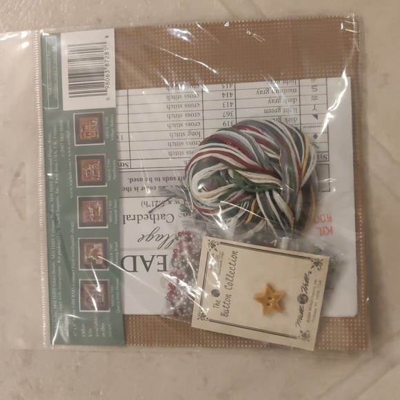 New! Mill Hill Buttons and beads winter Series Christmas village St. Nicholas - Picture 2 of 3